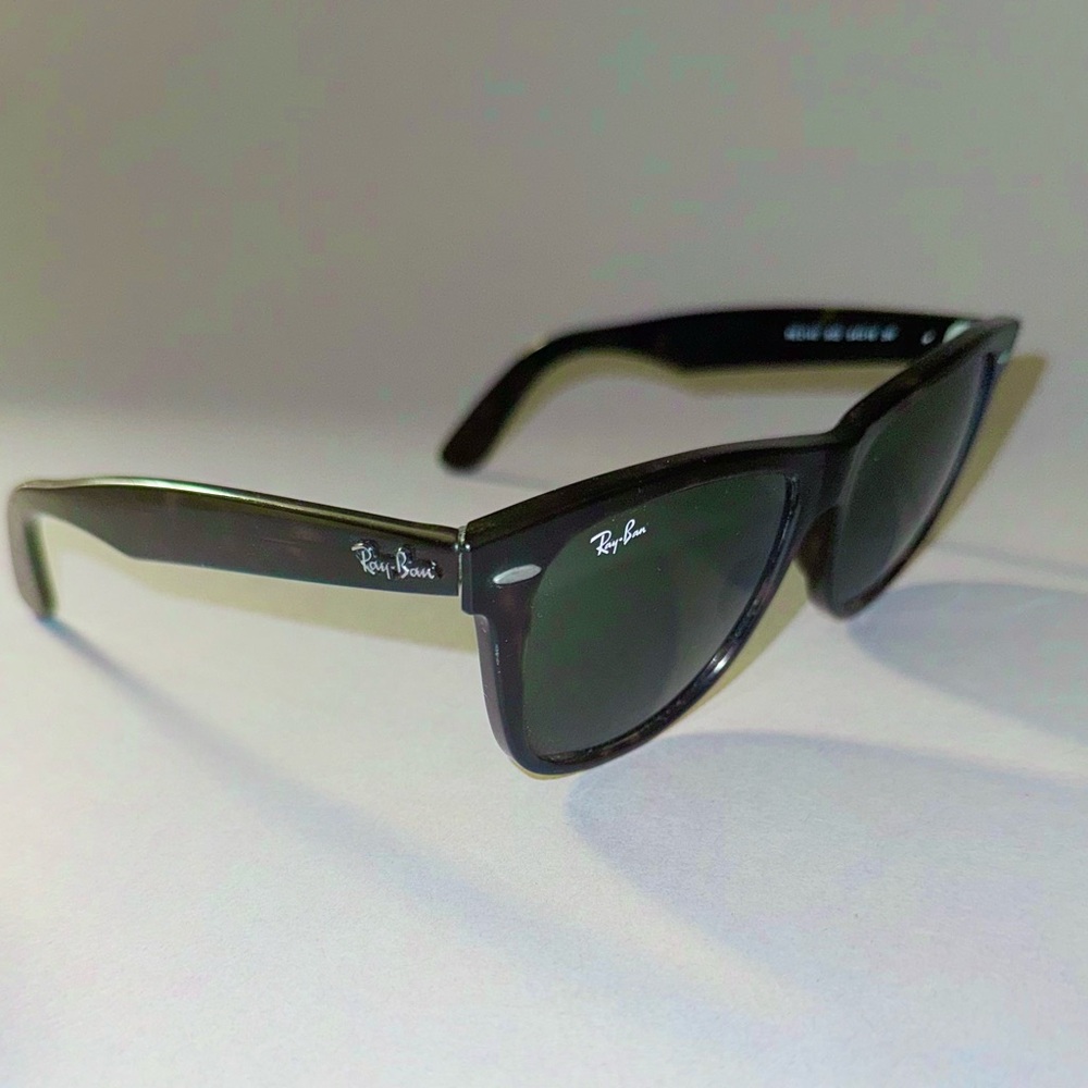 Ray-Ban Black Wayfarer Sunglasses Iconic Design used